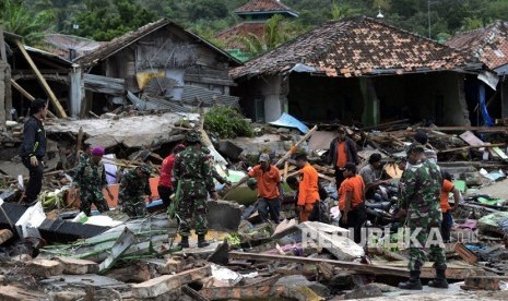 Personil TNI, Basarnas dan Relawan melakukan pencarian korban di reruntuhan bangunan akibat bencana Tsunami di Desa Way Muli, Kecamatan Rajabasa, Lampung Selatan, Lampung, Ahad  (23/12/2018). 