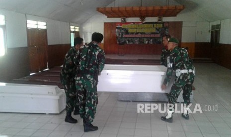 Personil TNI menyiapkan peti jenazah untuk korban penembakan Kelompok Kriminal Bersenjata (KKB) di Kabupaten Nduga, di Kodim 1702 Jayawijaya, Wamena, Papua, Selasa (4/12/2018). 