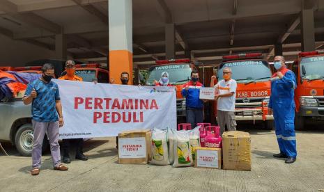 Pertagas menyalurkan bantuan bencana untuk korban banjir Gunung Mas Puncak.