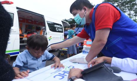 Pertamedika IHC memberikan pelayanan kesehatan ke anak penyintas korban Cianjur. 