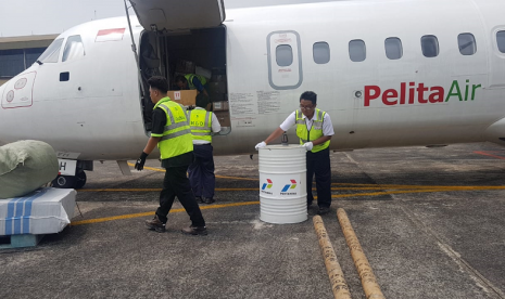 Pertamian mengubah pesawat Pelita Air menjadi pesawat kargo.