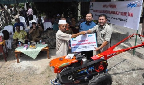 Pertamina bekerja sama dengan PKPU memberikan bantuan traktor untuk kelompok petani di Padang, Selasa (25/8).