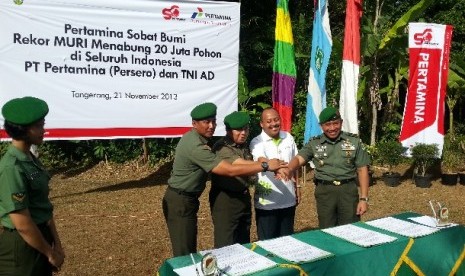 Pertamina dan TNI AD bersama-sama menanam pohon 