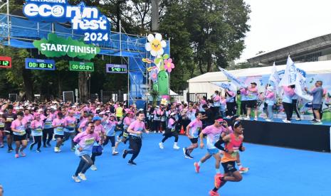 Pertamina Eco RunFest 2024 resmi berlangsung pagi ini di Jakarta pada Ahad (24/11/2024). Semua kegiatan terpusat di Istora, Komplek Gelora Bung Karno (GBK), Senayan. Sebanyak 12.300 pelari dari berbagai kategori memeriahkan acara ini sejak pagi.