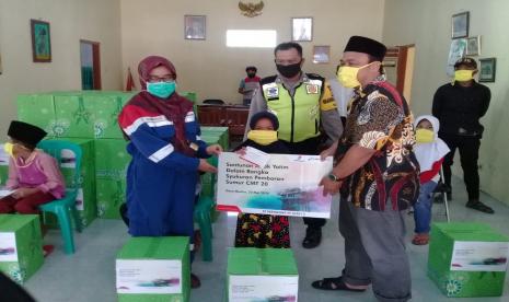 Pertamina EP Asset 3 Jatibarang Field memberikan santunan kepada puluhan anak yatim di sekitar lokasi pengeboran, yang terletak di Desa Muntur, Kecamatan Losarang, Kabupaten Indramayu, Rabu (20/5). 