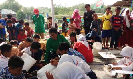 Pertamina EP Asset 3 Tambun Field gelar acara Bersih-Bersih Pesisir Muaragembong angkut delapan ton sampah -- Muaragembong, Kab Bekasi, Kamis (2/8) .