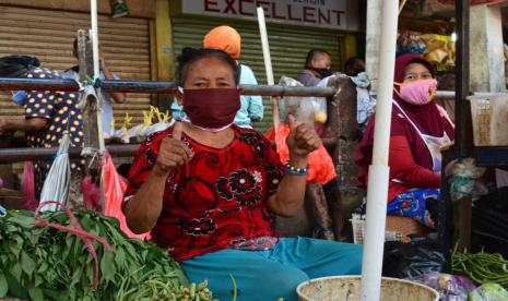 Pertamina Foundation berbagi masker untuk masyarakat marginal.