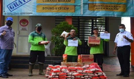  Pertamina Foundation kembali menghadirkan program PFBangkit yang merupakan inisiatif Pertamina Foundation dalam menaungi masyarakat kurang mampu yang terdampak suatu wabah atau bencana. Bantuan bulan ini diawali dengan pembagian 115 paket sembako yang berisi beras, minyak dan mie instan untuk warga yang kurang mampu di sekitar area Tempat Pemakaman Umum (TPU) Tanah Kusir Jakarta (15/06) dan TPU Karet Bivak (18/06).