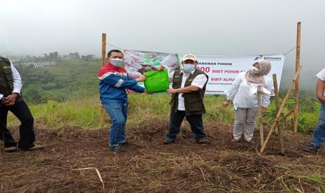 Pertamina Geothermal Energy (PGE) Area Karaha konsen terhadap kelestarian alam dengan memperhatikan lahan kritis sekaligus upaya untuk meningkatkan kesadaran masyarakat terhadap lingkungan.