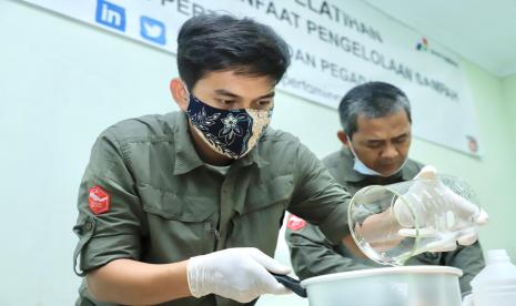  Pertamina melalui Program CSR memfasilitasi Bank Sampah yang menjadi mitra binaannya untuk mengolah sampah menjadi energi terbarukan.