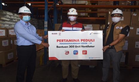 Pertamina memberikan sumbangan ventilator sebanyak 305 unit kepada Yayasan BUMN Hadir Untuk Negeri untuk didistribusikan kepada Rumah Sakit BUMN. Pemberian bantuan tersebut dilakukan di Gudang BGR, Kelapa Gading, Jakarta Utara, Kamis (23/6). Pada kesempatan itu turut hadir Vice President CSR & SMEPP Pertamina, Arya Dwi Paramita, Ketua Yayasan BUMN Hadir Untuk Negeri Harjawan Balaningrat, dan Direktur Operasional Medis Pertamedika, IHC Abdul Harris.