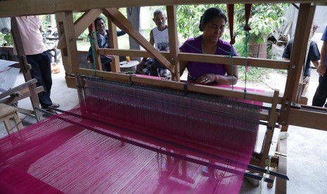 Penenenun di Desa Bengkala, Kabupaten Buleleng, Bali (ilustrasi). OJK Regional 8 Bali dan Nusa Tenggara memberikan edukasi literasi keuangan kepada kaum difabel, anggota PKK, pelaku UMKM, dan para tokoh masyarakat di Desa Bengkala, Kabupaten Buleleng, melalui kegiatan OJK Ngiring ke Banjar.