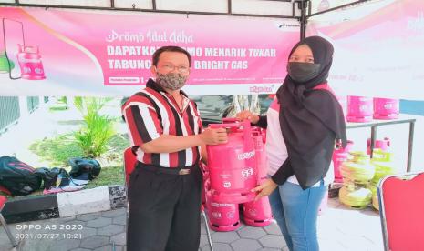 Pertamina menggandeng pemerintah kabupaten (Pemkab) untuk mendorong Aparatur Sipil Negara (ASN) melakukan penukaran tabung elpiji subsidi tiga kilogram (kg) dengan elpiji nonsubsidi BrightGas.