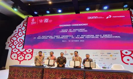 Pertamina menginisiasi pilot project perdagangan karbon yang dilakukan antar subholding, yaitu Pertamina NRE, Subholding Upstream (PHE), dan Subholding Refinery & Petrochemical (KPI). Kolaborasi ketiganya ditandai dengan penandatanganan heads of agreement (HoA) dalam acara G20 State-owned Enterprises International Conference di Nusa Dua, Bali (18/10/2022).