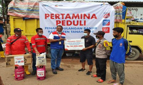 Pertamina menyalurkan sejumlah 200 paket sembako, 192 popok bayi, 53 selimut, dan 12 tabung Bright Gas untuk dapur umum korban banjir di Tanah Laut, Kalsel.