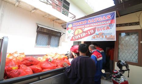 Pertamina menyerahkan  bantuan kepada Puskesmas Siantan Hilir dan 150 Paket Sembako pada hari pertama Ramadhan 1441 H (24/4).