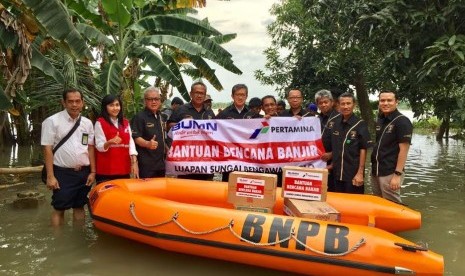 Pertamina menyerahkan bantuan logistik untuk daerah terdampak banjir.