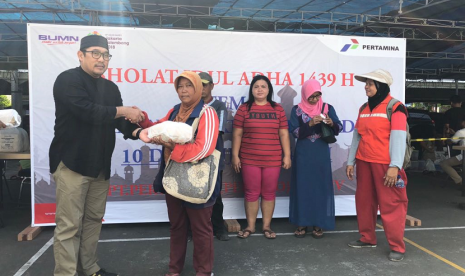 Pertamina MOR IV menyerahkan bantuan daging kurban kepada para mustahik, Rabu (22/8)