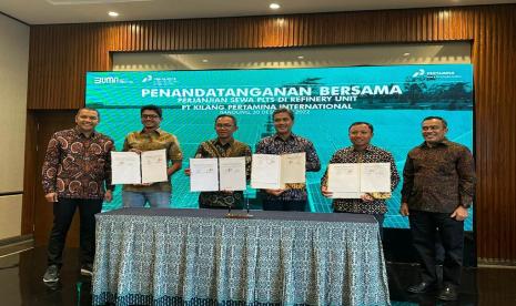 Pertamina New & Renewable Energy (Pertamina NRE) dan PT Kilang Pertamina Internasional (KPI) melakukan penandatanganan Perjanjian Kerja sama terkait pemanfaatan PLTS di kilang-kilang seluruh Indonesia, di Mason Pine, Padalarang Jumat (30/12/22). Kolaborasi ini merupakan tonggak pencapaian penting dalam mewujudkan misi Pertamina untuk mengembangkan  energi baru terbarukan, Hal ini pun sejalan dengan tiga pilar strategis yang dirancang oleh Pertamina lewat Sub Holding Pertamina NRE, yaitu solusi rendah karbon (low carbon solutions), pengembangan energi baru dan terbarukan, dan pengembangan bisnis energi masa depan.