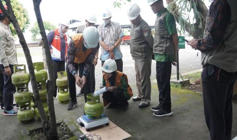 Pertamina Patra Niaga bersinergi dengan Dinas Perdagangan Koperasi dan Usaha Kecil dan Menengah (DISDAGKOP UKM), Satuan Polisi Pamong Praja (Satpol PP) serta penyidik PNS Kabupaten Kendal melakukan kegiatan pengawasan kemetrologian terhadap tabung Elpiji 3 kilogram di Stasiun Pengisian Bulk Elpiji (SPBE) PT Aneka Data Reka Kabupaten Kendal. 