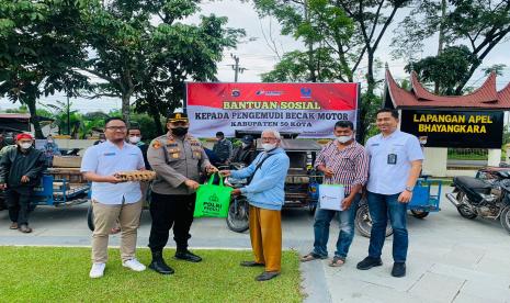 Pertamina Patra Niaga dan sejumlah pengurus serta anggota Hiswana Migas wilayah Payakumbuh dan Limapuluh Kota, Sumatera Barat, membagikan ratusan paket sembako di dua daerah tersebut, Kamis (29/09).