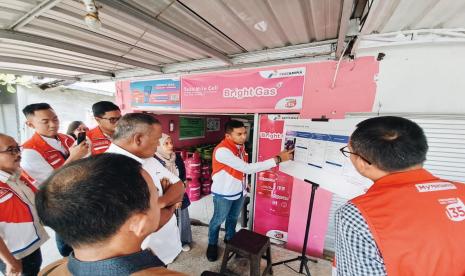 Pertamina Patra Niaga terus memastikan penyaluran LPG bersubsidi 3 Kg ini dilakukan setransparan mungkin. Salah satunya melalui pencatatan berbasis teknologi digital di pangkalan resmi Pertamina. 