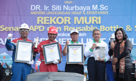 Pertamina Pecahkan Rekor. Pertamina pecahkan rekor MURI senam dengan mengenakan pakaian APD terbanyak.