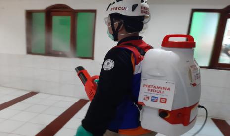 Pertamina Peduli menggandeng Badan Amil Zakat Nasional (BAZNAS) untuk melakukan pencegahan penyebaran virus Corona atau Covid-19 dengan melakukan penyemprotan disinfektan ke sarana ibadah.