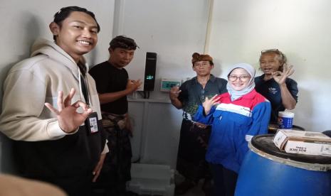 Pertamina (Persero) melalui PT Pertamina Patra Niaga Regional Jatimbalinus DPPU Ngurah Rai memberdayakan masyarakat Desa Adat Kedonganan di Bali melalui pemanfaatan Pembangkit Listrik Tenaga Surya (PLTS) dalam mendukung sistem pengelolaan sampah yang lebih baik. 