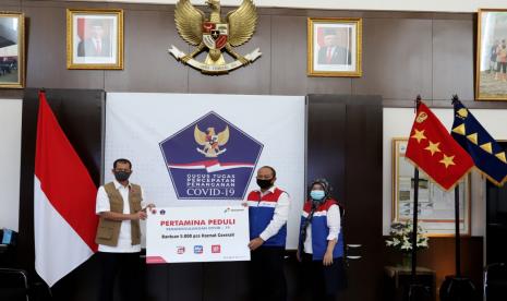 Pertamina (Persero) menyerahkan sebanyak 5.000 hazmat atau alat pelindung diri (APD) kepada Gugus Tugas Percepatan Penanganan Covid-19. 