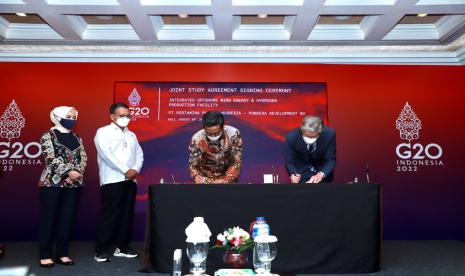 Pertamina Power Indonesia (Pertamina NRE) dan Pondera Development BV (Pondera) menandatangani joint study agreement (JSA) tentang pengembangan pembangkit listrik tenaga bayu (PLTB) lepas pantai yang terintegrasi dengan fasilitas produksi hidrogen hijau pada Selasa (30/8/2022) di Nusa Dua, Bali. 