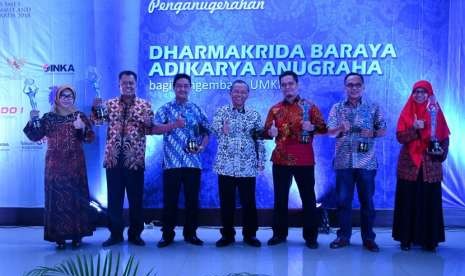 Pertamina Refinery Unit (RU) VI Balongan menerima penghargaan Dharmakrida Baraya Adikarya Anugraha pada acara 7th UNS SME’S Summit and Award 2018.