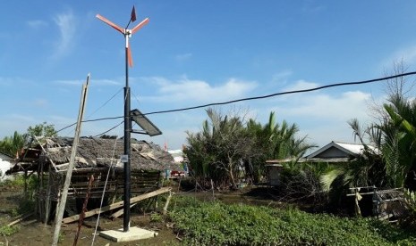 Pertamina RU IV Cilacap salurkan CSR dengan membuat 15 unit HEOP (Hybrid Energy One Pole) atau listrik tenaga angin sekaligus tenaga surya. HEOP dibangun di dusun terisolir dan tertinggal di Dusun Bondan Desa Ujungalang Kecamatan Kampunglaut Kabupaten Cilacap. 