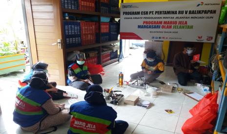 Pertamina RU V Balikpapan bersama Komunitas Jelantah 4 Change melaksanakan program pemberdayaan masyarakat melalui minyak jelantah untuk melestarikan lingkungan. 