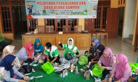 Pertamina RU VI Balongan, Kabupaten Indramayu melalui program corporate social responsibility (CSR) terus berupaya meningkatkan keterampilan dan wawasan masyarakat di sekitar kilang. 