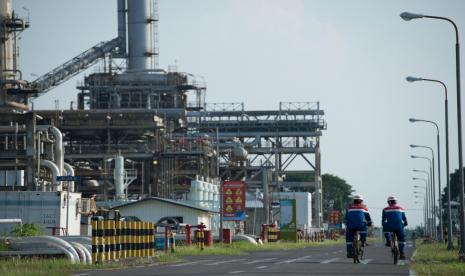 Pertamina RU VI Balongan kini menggunakan gas alam untuk energi operasional kilang. Gas alam dari PGN ini berasal dari Sumatra yang dikirim via pipa bawah laut.