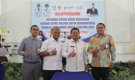  Pertamina RU VI Balongan melakukan penandatanganan komitmen bersama Dinas Kesehatan Indramayu dalam program bebas stunting. 