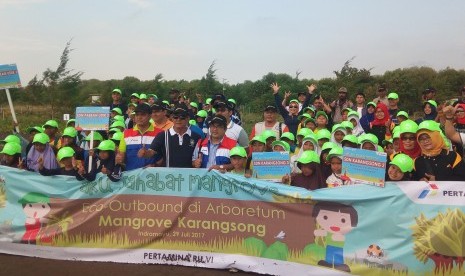 Pertamina RU VI Balongan menggelar Eco Outbound untuk pelajar sekolah dasar di Arboretum Mangrove, Indramayu, Jawa Barat, Sabtu (29/7). 