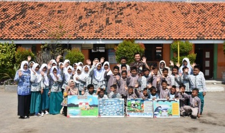 Pertamina RU VI Balongan menyerahkan bantuan alat peraga sekolah mangrove untuk sejumlah SD di Kabupaten Indramayu. 