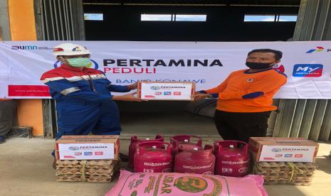 Pertamina serahkan bantuan untuk korban banjir di Konawe.