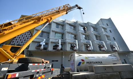 Pertamina tempatkan ISO tank oksigen di Asrama Haji Pondok Gede.