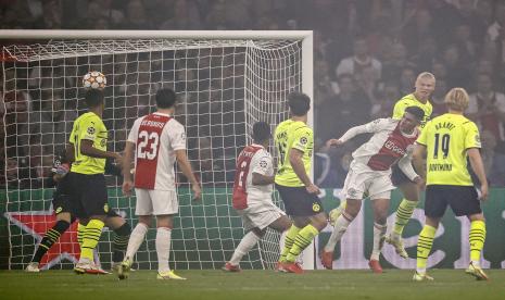 Pertandingan Ajax Amsterdam melawan Borussia Dortmund di fase Grup C Liga Champions, Rabu (3/11).