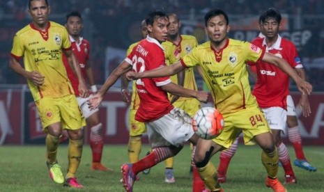 Pertandingan antara Persija Jakarta (merah) melawan Sriwijaya FC di SUGBK, Jumat (24/6), yang berakhir rusuh.