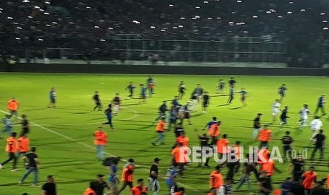 Pertandingan Aremania FC dan Persib di Stadion Kanjuruhan Malang, Ahad (15/4) berakhir ricuh. Skor imbang 2-2 tak mampu menyurutkan Aremania yang emosi atas berjalannya pertandingan.