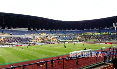  Pertandingan babak delapan besar grup Y Liga 2 Persebaya Surabaya vs PSIS Semarang di Stadion Gelora Bandung Lautan Api, Rabu (15/11). 