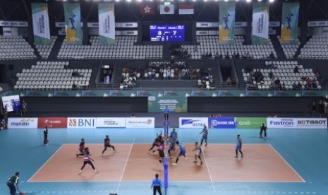 Pertandingan babak kualifikasi bola voli 18th Asian Games Invitation Tournament antara Indonesia 1 melawan Indonesia 2 di Tennis Indoor Senayan, Jakarta, Jumat (9/2). 