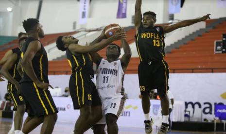 Pertandingan basket Jungle Boys (putih) vs Wofle Sorong pada ajang Indonesia Basketball Festival (IBF) Series Timika di Mimika Sport Complex, Timika, Papua, Sabtu (8/1/2022) .