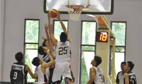 Pertandingan basket Liga Mahasiswa (LIMA) di Gelanggang Olahraga Remaja Sunter, Jakarta Utara, Sabtu (12/1). 