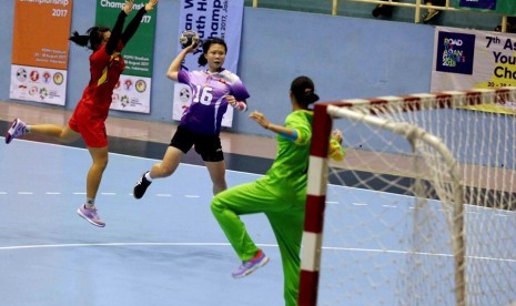 Pertandingan bola tangan di GOR POPKI, Cibubur.