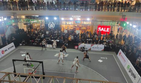 Pertandingan IBL 3x3 Gojek di Solo yang disambut antusias warga setempat.